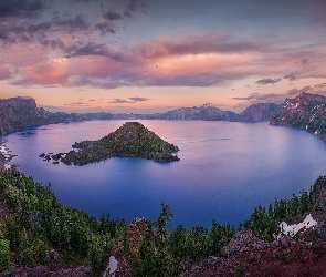 Góry, Drzewa, Park Narodowy Jeziora Kraterowego, Wyspa Czarodzieja, Stan Oregon, Jezioro Kraterowe, Stany Zjednoczone, Chmury