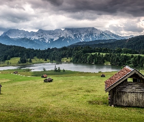 Las, Domy, Jezioro Geroldsee, Góry Karwendel, Niemcy, Miejscowość Krun, Chmury, Bawaria, Drzewa