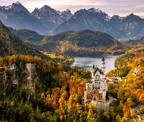 Niemcy, Góry, Drzewa, Alpy, Jezioro Alpsee, Jesień, Bawaria, Schwangau, Zamek Neuschwanstein