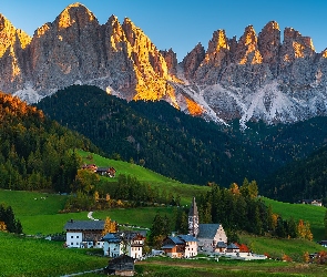 Kościół, Dolomity, Góry, Val di Funes, Dolina, Wieś, Włochy, Rozświetlone, Domy, Lasy, Drzewa, Santa Maddalena