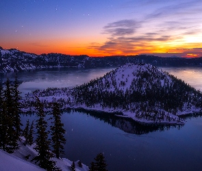 Stany Zjednoczone, Jezioro Kraterowe, Drzewa, Wyspa Czarodzieja, Park Narodowy Jeziora Kraterowego, Góry, Zima, Śnieg, Stan Oregon, Zachód Słońca