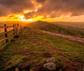 Park Narodowy Peak District, Wzgórza, Hrabstwo Derbyshire, Anglia, Ścieżka, Chmury, Wschód słońca, Płot, Góry