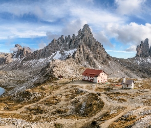 Chmury, Południowy Tyrol, Tre Cime di Lavaredo, Dolomity, Włochy, Paternkofel, Schronisko Dreizinnen Hutt, Jezioro, Dom, Góry