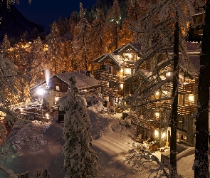 Domy, Oświetlone, Drzewa, Kanton Valais, Zermatt, Szwajcaria, CERVO Mountain Boutique Resort, Ośnieżone, Zima, Wieczór, Hotel