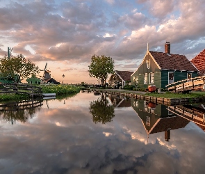 Miejscowość Zaandam, Kanał, Skansen Zaanse Schans, Holandia, Chmury, Wiatraki, Most, Domy, Rzeka