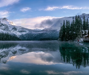 Las, Drzewa, Park Narodowy Yoho, Most, Chmury, Kanada, Jezioro, Prowincja Kolumbia Brytyjska, Góry, Emerald Lake, Dom