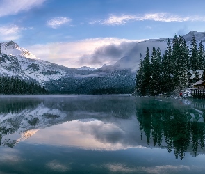 Las, Góry, Kanada, Jezioro, Emerald Lake, Park Narodowy Yoho, Most, Prowincja Kolumbia Brytyjska, Drzewa, Chmury, Dom