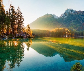Jezioro Hintersee, Alpy Bawarskie, Bawaria, Niemcy, Jesień, Lasy, Drzewa, Wschód słońca, Góry