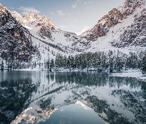 Południowy Tyrol, Włochy, Zima, Jezioro, Pragser Wildsee, Drzewa, Góry Dolomity