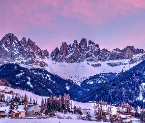 Kościół, Dolomity, Góry, Val di Funes, Dolina, Wieś, Włochy, Zima, Domy, Lasy, Drzewa, Santa Maddalena