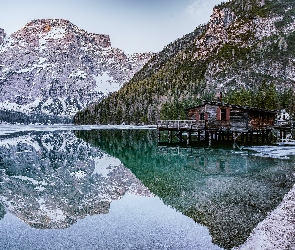 Pragser Wildsee, Góry Dolomity, Domek, Włochy, Zima, Drzewa, Południowy Tyrol, Jezioro