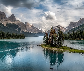Kanada, Chmury, Wyspa Ducha, Drzewa, Góry, Maligne Lake, Alberta, Park Narodowy Jasper, Jezioro