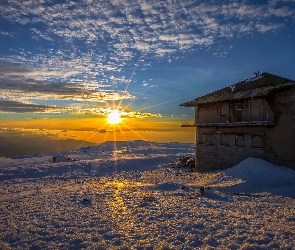 Góry, Dom, Zima, Promienie słońca, Zachód słońca, Serra da Estrela, Portugalia, Chmury