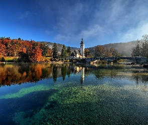 Góry, Most, Drzewa, Jezioro Bohinj, Słowenia, Chmury, Jesień, Zachód słońca, Kościół