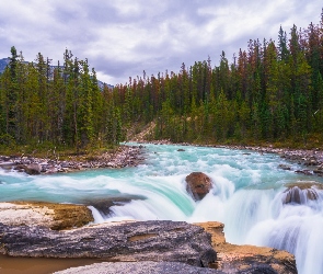 Park Narodowy Jasper, Alberta, Sunwapta Falls, Chmury, Las, Góry, Sunwapta River, Wodospad, Rzeka, Drzewa, Skały, Kanada, Kamienie