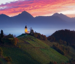 Góry, Mgła, Kościół św Primusa i Felicjana, Słowenia, Zachód słońca, Drzewa, Wieś Jamnik, Wzgórze