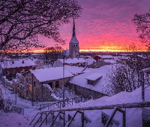 Miasto Rakvere, Zachód słońca, Domy, Estonia, Drzewa, Zima, Kościół