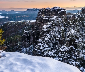 Śnieg, Zima, Góry Połabskie, Niemcy, Park Narodowy Saskiej Szwajcarii, Skały