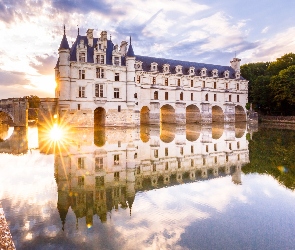 Promienie słońca, Niebo, Rzeka Cher, Francja, Drzewa, Zamek Chenonceau, Odbicie