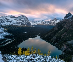 Canadian Rockies, Góry, Chmury, Kolumbia Brytyjska, Park Narodowy Yoho, Kanada, Lake OHara, Zima, Las, Drzewa, Jezioro