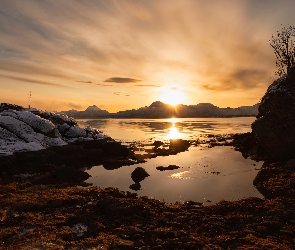 Góry, Lofoty, Norwegia, Wybrzeże, Zachód słońca, Skały, Morze, Wyspa Langoya