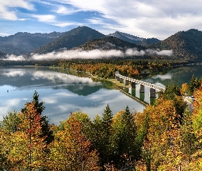 Jezioro Sylvensteinsee, Bawaria, Niemcy, Mgła, Drzewa, Most, Jesień, Góry