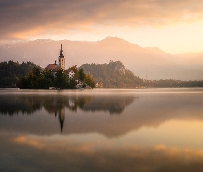 Alpy Julijskie, Góry, Jezioro Bled, Wschód słońca, Kościół Zwiastowania Marii Panny, Słowenia, Wyspa Blejski Otok