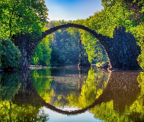 Kamienny, Saksonia, Niemcy, Odbicie, Jezioro Rakotz, Most łukowy, Drzewa, Park Azalii i Rododendronów Kromlau