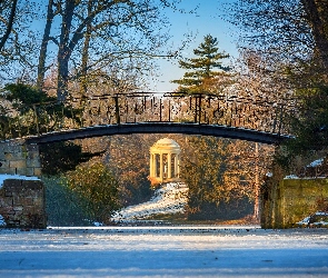 Niemcy, Park Worlitz, Kolumny, Saksonia-Anhalt, Mostek, Zima, Drzewa, Altana, Staw, Świątynia Wenus