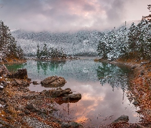 Śnieg, Mgła, Wschód słońca, Wysepka, Odbicie, Niemcy, Góry, Bawaria, Drzewa, Alpy Bawarskie, Jezioro Eibsee