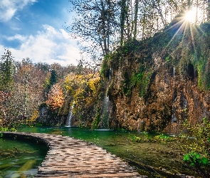 Jezioro, Drzewa, Wodospad, Chorwacja, Chmury, Promienie słońca, Park Narodowy Jezior Plitwickich, Pomost