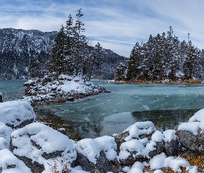 Jezioro Eibsee, Góry, Niemcy, Śnieg, Drzewa, Bawaria, Kamienie