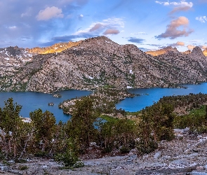 Stany Zjednoczone, Kamienie, Rae Lakes, Chmury, Drzewa, Jeziora, Kalifornia, Park Narodowy Kings Canyon, Góry