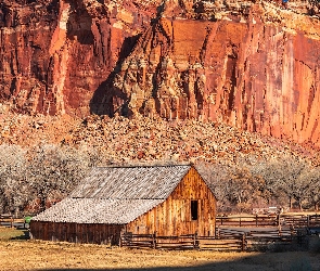 Skały, Stan Utah, Park Narodowy Capitol Reef, Ogrodzenie, Drewniany, Drzewa, Dom, Stany Zjednoczone