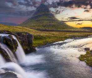Góra Kirkjufell, Wodospad Kirkjufellsfoss, Islandia, Wchód słońca, Półwysep Snaefellsnes, Rzeka