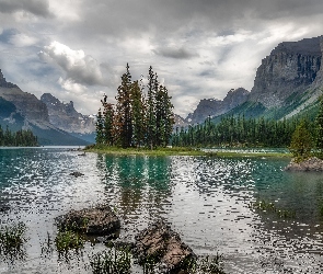 Kanada, Drzewa, Wyspa Duchów, Góry, Chmury, Maligne Lake, Alberta, Park Narodowy Jasper, Jezioro