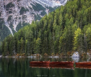 Włochy, Południowy Tyrol, Łódki, Drzewa, Jezioro Pragser Wildsee, Góry Dolomity