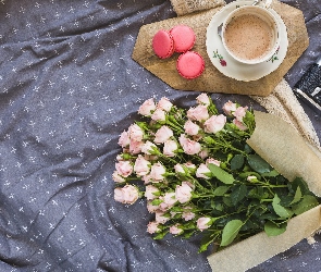 Filiżanka, Makaroniki, Bukiet, Kawa, Aparat fotograficzny, Kompozycja, Róże