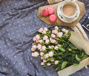 Bukiet, Kompozycja, Kawa, Aparat fotograficzny, Makaroniki, Filiżanka, Róże