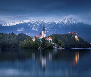 Drzewa, Góry, Wyspa Blejski Otok, Wieczór, Kościół Wniebowzięcia Marii Panny, Słowenia, Jezioro Bled