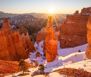 Stany Zjednoczone, Promienie słońca, Formacja skalna, Zima, Thors Hammer, Skały, Utah, Park Narodowy Bryce Canyon, Góry