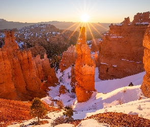 Stany Zjednoczone, Promienie słońca, Formacja skalna, Zima, Thors Hammer, Skały, Utah, Park Narodowy Bryce Canyon, Góry