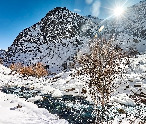 Góry Gissar, Drzewa, Zima, Rzeka Siama, Varzob, Śnieg, Tadżykistan, Promienie słońca