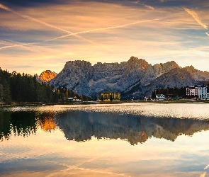 Jezioro, Grand Hotel Misurina, Dolomity, Góry, Włochy, Cortina dAmpezzo, Domy, Region Cadore, Misurina Lake