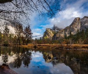Stany Zjednoczone, Drzewa, Rzeka, Chmury, Merced River, Sierra Nevada, Stan Kalifornia, Park Narodowy Yosemite, Góry