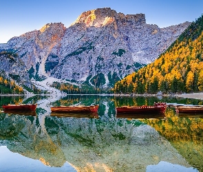 Odbicie, Łódki, Dolomity, Drzewa, Jezioro, Południowy Tyrol, Pragser Wildsee, Lago di Braies, Włochy, Góry