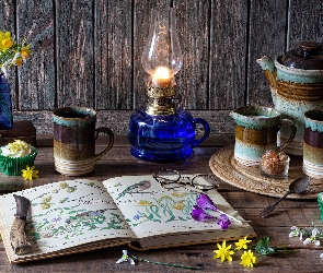 Książka, Lampa, Serwis kawowy, Babeczki, Żonkile, Kompozycja, Kwiaty
