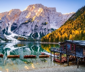 Łódki, Góry, Lasy, Jezioro, Południowy Tyrol, Pragser Wildsee, Włochy, Drzewa, Domek, Dolomity, Drewniany, Lago di Braies