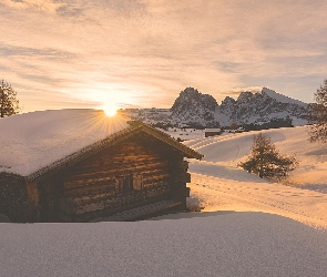 Drewniane, Góry Sassolungo, Wschód słońca, Płaskowyż Seiser Alm, Dolina, Włochy, Dolomity, Zima, Domki, Drzewa, Val Gardena