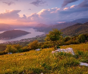 Włochy, Mgła, Drzewa, Chmury, Domy, Alpy Lombardzkie, Jezioro, Lake Iseo, Góry